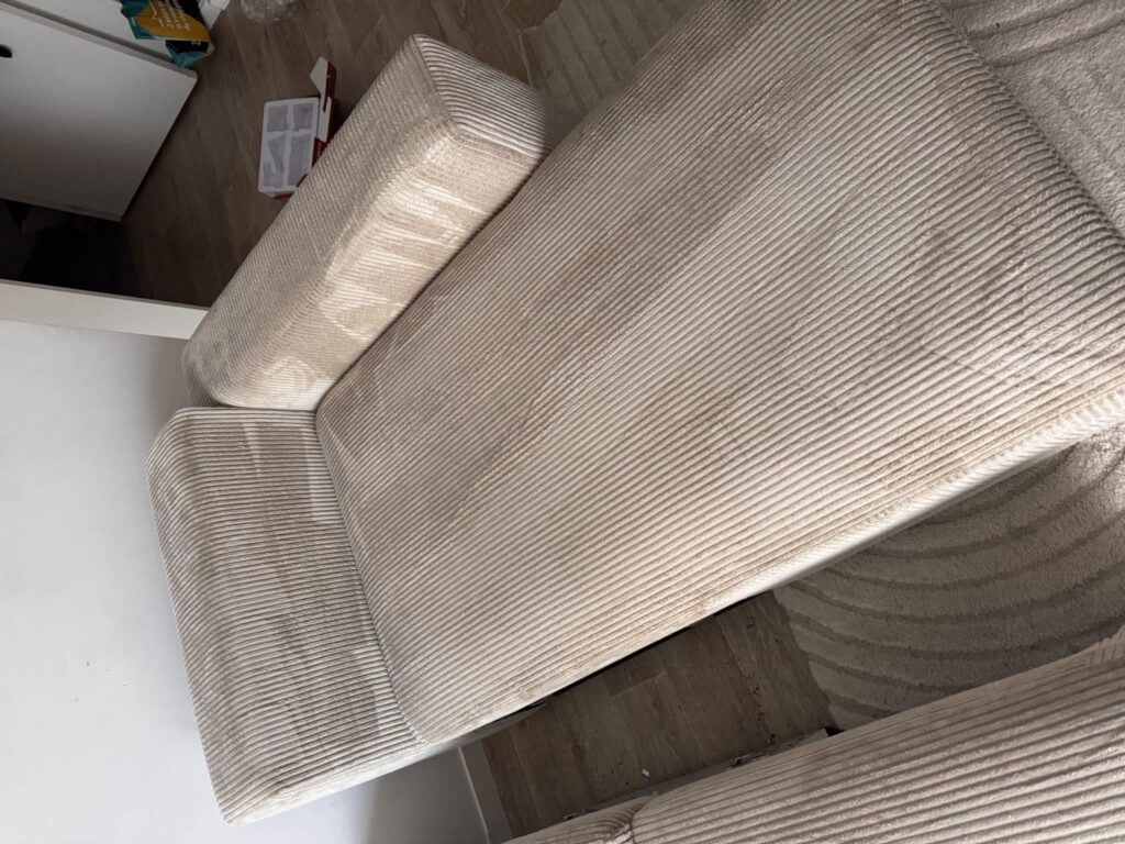 Nettoyage de canapé pour particuliers sur accoudoir en tissu avec traitement des zones marquées