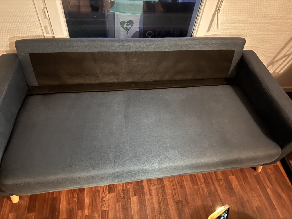 Nettoyage de canapé pour particuliers sur canapé en tissu avec assise traitée et rendu uniforme