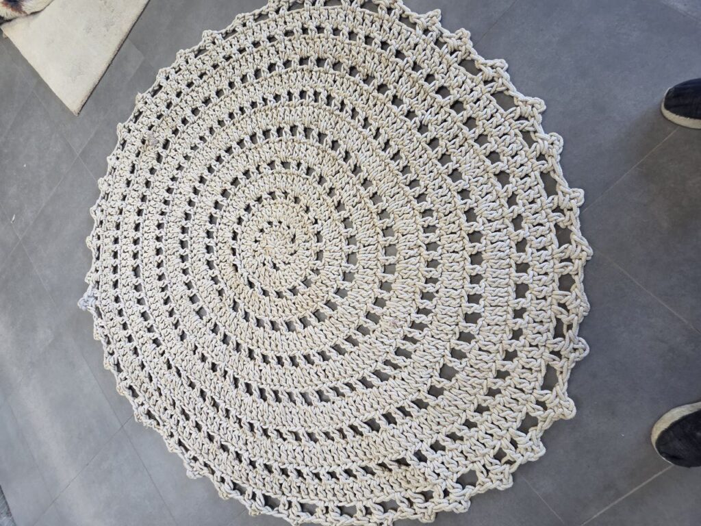 Nettoyage de tapis pour particuliers sur tapis rond en fibres naturelles avec traitement adapté