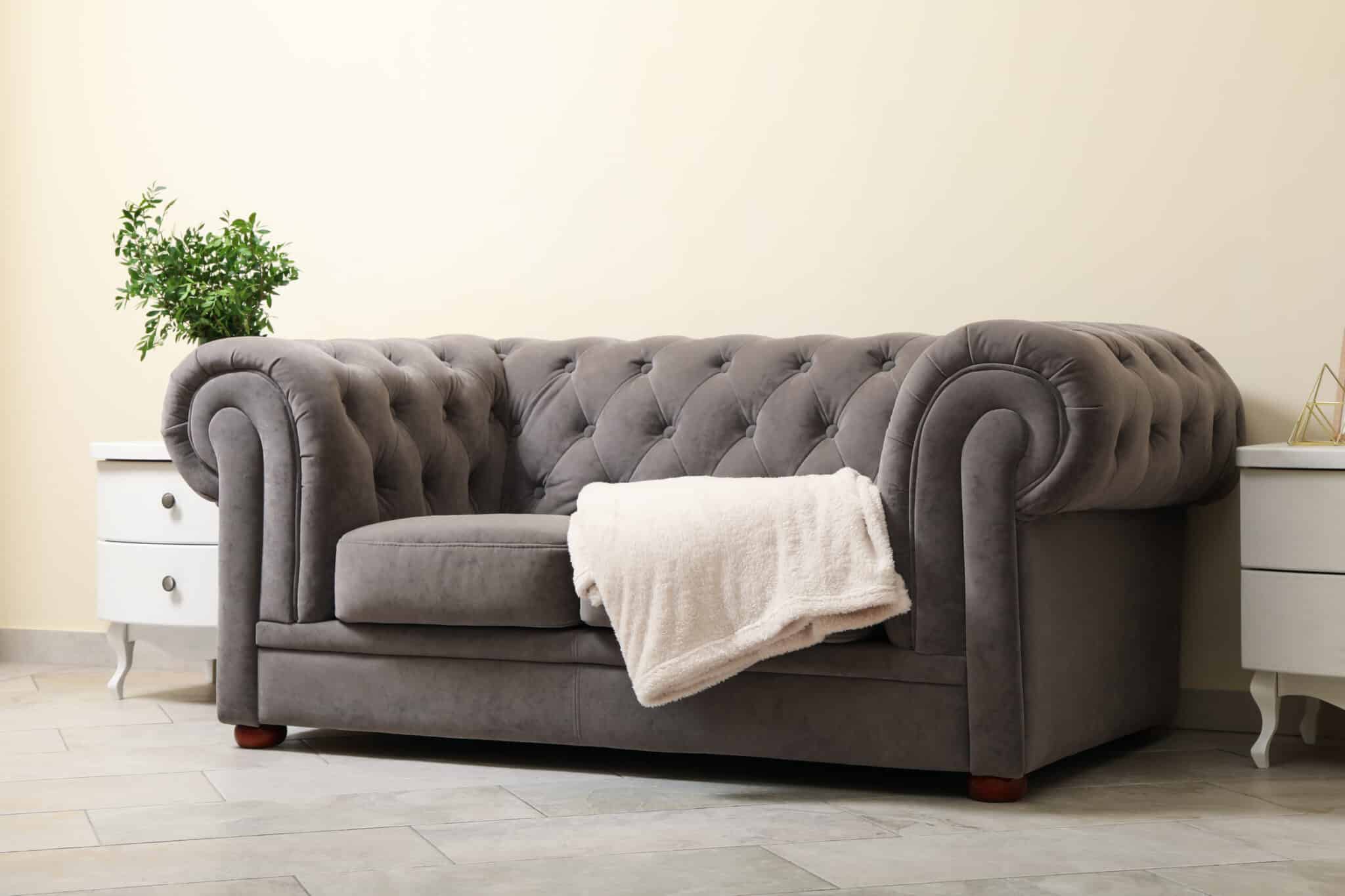 Nettoyage de canapé pour particuliers sur canapé en tissu avec rendu propre et homogène