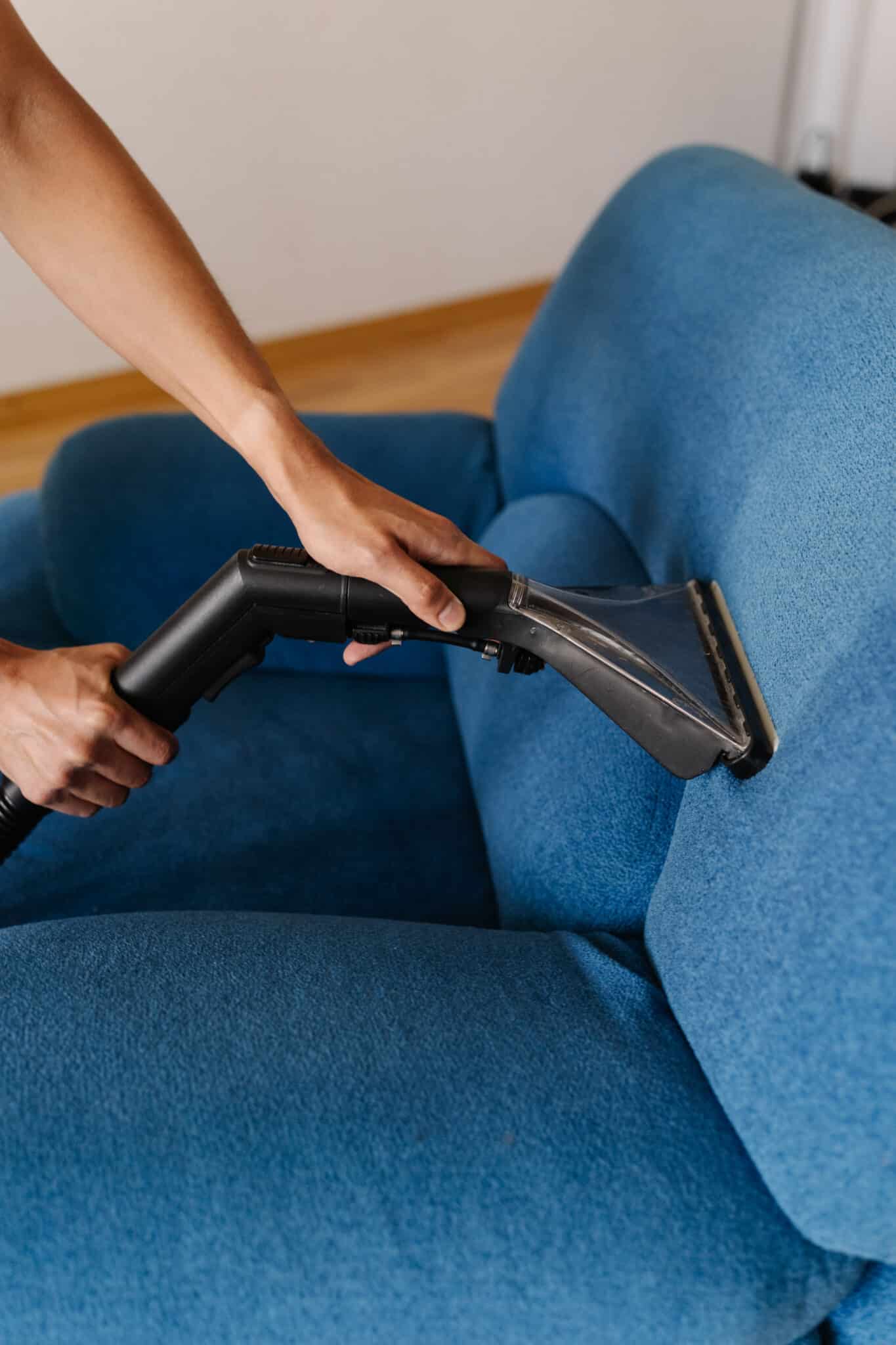 Nettoyage de canapé en tissu par une entreprise de nettoyage en Normandie avec injecteur-extracteur