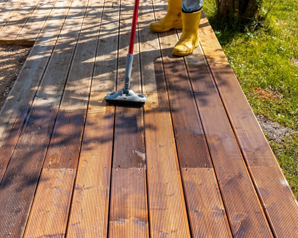 Nettoyage de terrasse pour particuliers sur terrasse en bois avec traitement haute pression et élimination des salissures