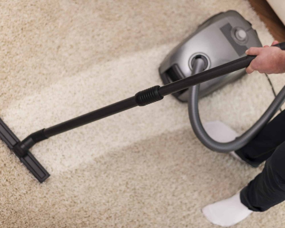 Nettoyage de tapis pour particuliers avec aspiration et traitement des fibres sur tapis clair